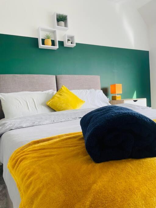 #0609 Two Bedroom Serviced - Free Parking *